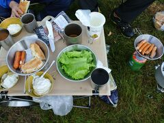 ヘプン(Hofn)でのキャンプの朝食は、アイスランド名物のホットドックを手作りしてみます。