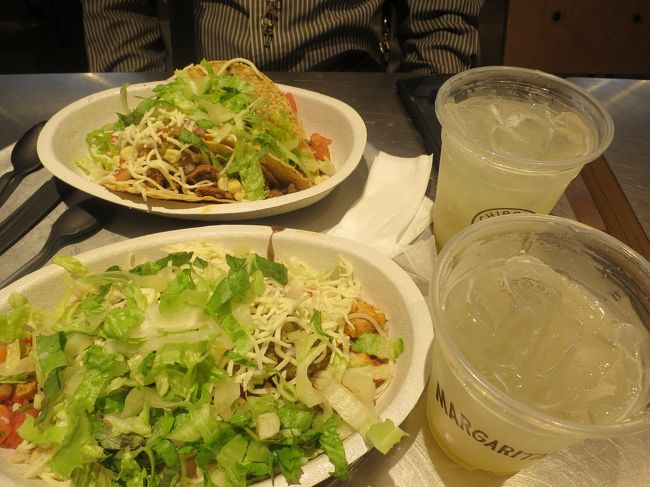 ボウルのチキンとタコスのステーキ、テキーラの入ったマルガリータ@8.5。豆すごい入れられた。アメリカにしてはそんなに量が多くない。味はまあまあです