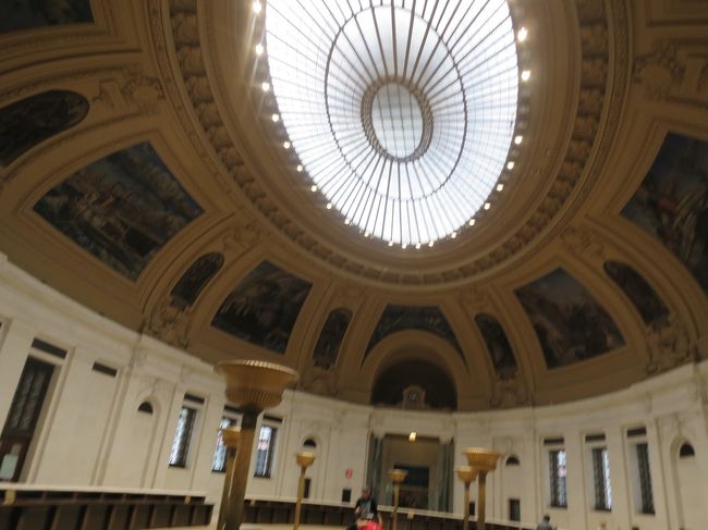 天井の絵画が見事でした。中は展示物が少ない。1Fにはこういう丸いホールがあって周りに衣装が飾ってある。実質2Fの催事道具などの展示しかありません。ここは時間調整のためだけに寄ったのだけど予想外に見る所ないな困ったな。