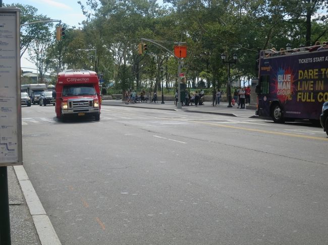 13:45　ブルックリンブリッジの近くまで行こうとM55番バスを待っていましたが<br />Free Downtown Connectionが先にやってきたので乗っちゃいました。20分くらい掛かりますが時間が余っているのと観光のため。ブルックリンブリッジを渡ってブルックリン方面へ行きDUMBOからフェリー乗るつもりです。そこまでは良いのですがフェリー降りてから無料バスが4時過ぎからしか走っていないので早く着きすぎても困るのです。<br />