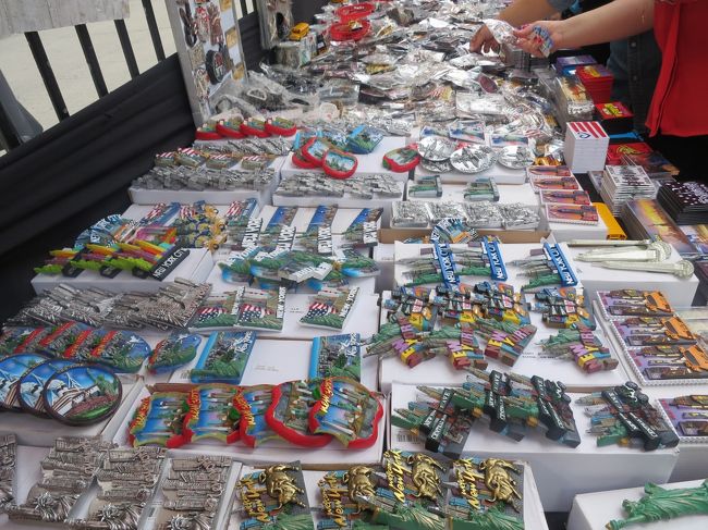 14:25　ブルックリン橋の入口はNY土産磁石とか１ドル大盛況。今までの経験からして使わずゴミ箱行きになるからやめた