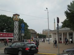 途中、ブリーヴィーバス通りに差しかかると、
「LAIMA」の時計と「自由記念碑」が見えました！

LAIMAはラトビアで言わずと知れたチョコレートメーカー。
自由記念碑はソ連時代には近づくだけでシベリア送りと噂された民族の悲劇の象徴でしたが、今では衛兵交替が見られる場所です。