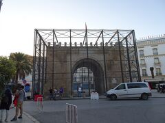 メディナ（旧市街）の入口のバーブ・ブハル（フランス門）は修繕工事中