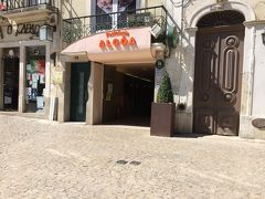 修道院がある場所まで戻ります。広場に面したパラステリアアルコア。ここてとても有名みたいです。