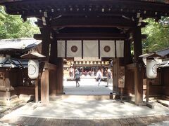 下鴨神社に向かうと同じ敷地内に河合神社というのがあり立ち寄りました。女性に人気な神社でした。