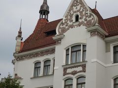 独特の破風はドイツ・ルネッサンス様式。
窓の大きさが階によって違うようにアパートメントの中の部屋の大きさや装飾も違っているんだそうです。
