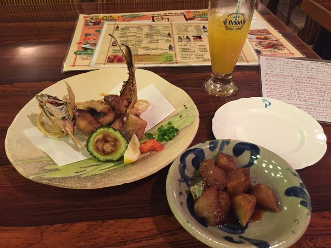 ホテルの外に出て徒歩圏内で夕食やさんを探しに。<br />結構どこも満席でうろうろ。<br />特に琉球の牛なんかはお店の外に大行列です。。<br /><br />入れたお店はあしびなー。<br />グルクンの唐揚げ<br />ターンムの唐揚げ<br />