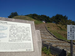 そんなこんなで、まずは天武・持統天皇陵。
宮内庁管轄で、折角の古墳も中に入れずしょんぼり。

まぁでもキトラ古墳も中には入れないんだよなぁ……。