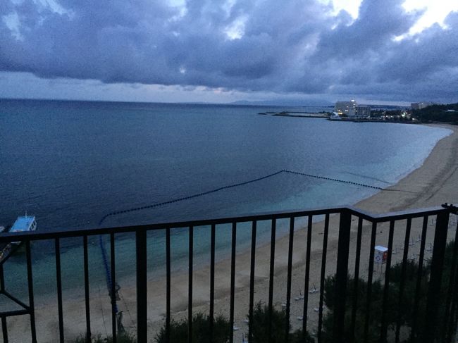 2日目朝<br />事前に予約していたモーニングビーチヨガに参加するため5:30起きです。<br />バルコニーからのこの景色。<br />良い感じ～～！