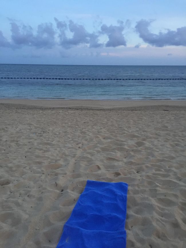 やってみたかったビーチでヨガ！<br />まだ日が昇りきっていない心地良い気候の中、白い砂浜の上でゆっくり呼吸しながらのストレッチ。<br />これが最高の時間でした！<br /><br />翌日のヨガと、午後からの青の洞窟シュノーケルツアーも申し込んじゃいました。