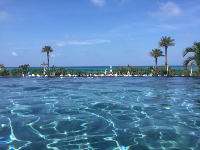 プールは２種類と、子供専用のトランポリンプールがありました。<br />上のプールは深めのインフィニティープール！