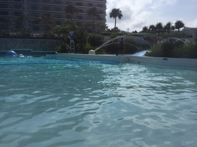 下のプールは浅めの波のあるプールです。