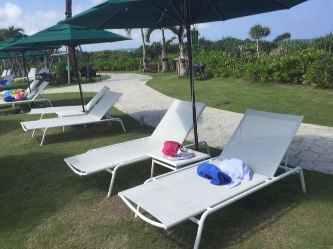 上のプールのチェアやカバナはこれまた有料。<br />下のプールにあるチェアは無料なので、こちらを確保。