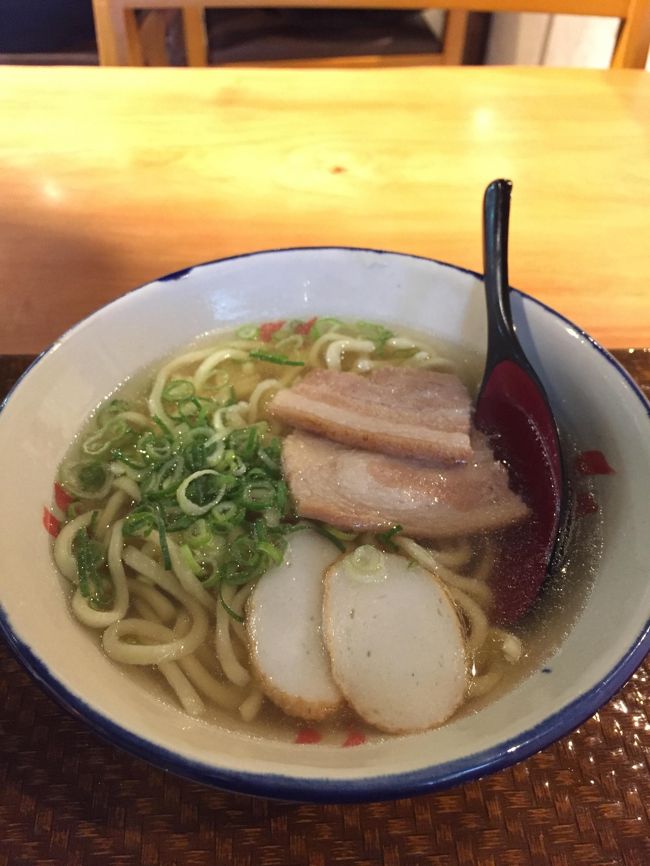 店内はファミレスっぽい雰囲気です。<br />おひとり様でも入りやすいけど沖縄そばの味は・・・。