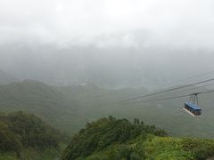 トロリーバスで大観峰に到着。絶景のはずが、かろうじてこの眺め。これからこのロぷウェイに乗って黒部湖に降りていきます。