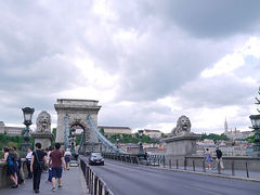 ドナウ川を挟んで、東と西に分かれる2つの街「ブダとペスト」。
この2つを繋ぐのが「セーチェニー鎖橋」。