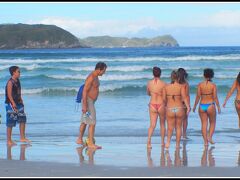 【ブラジル、リオデジャネイロの美しいビーチ、カーボフリオ（Cabo Frio）】

ブラジル人は、老若男女問わず、こんなものばかり食べているので、体の発達度が、我々東洋人とは、全然違います.....（かなり婉曲的な言い回しをしています）