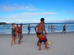 【ブラジル、リオデジャネイロの美しいビーチ、カーボフリオ（Cabo Frio）】

つまり、真冬に当たる季節なのですが、リオでは、日中、３０度近くになり、十分に裸になる事ができるんです....水温は.....ちょっと、低いかな......。