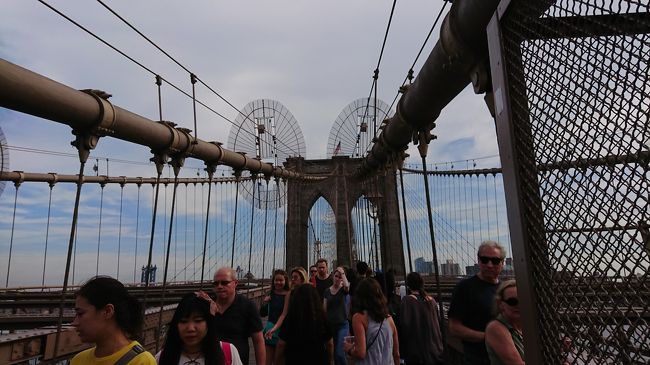 ワロタ。さすが初心者コース。現在28度前に進めず暑いし景色どころじゃない。さっき自由の女神から見た景色のが全然いいわ。ここ朝とか夜の空いてる時なら良いと思うけど昼間はやめたほうがいい