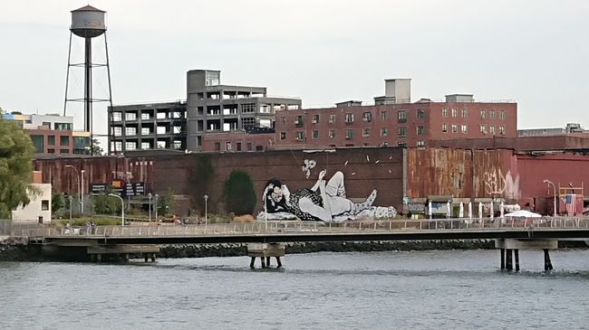 ブルックリンの寂れた倉庫群<br />落書きにしては上手すぎるだろ宣伝用のプロ作品か？<br />ドラマでは主人公が人質と交換に呼び出される所