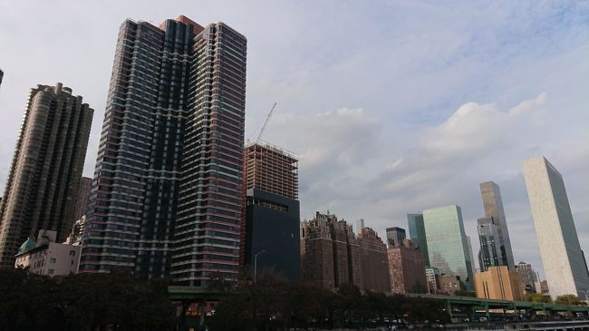 左側がマンハッタンですから左右で発展具合が全然違う<br />自然と皆左側に寄る