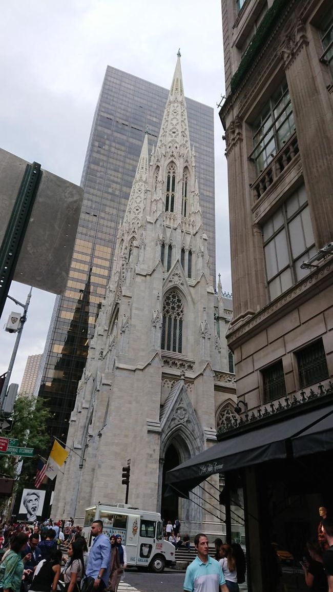 16:50　セントパトリック教会の近くで降ろしてもらいました。トップオブザロックの予約は19:30です。あんなに晴れてたのに雲が出てきて予報では曇に変わった。天気が分からないから現地で展望台のチケット買おうとのことだったのに2日前に買った時今日の天気チェックしなかった意味ないじゃん。でもその時は晴れ予報だったのかな