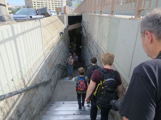 15:00　自転車使おうにも容赦ない。もっと先から上がってくれば階段使わなくて済みますが