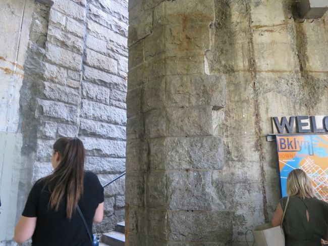 この入口は分からないね<br />http://explorebk.com/2014/09/03/walk-across-brooklyn-bridge-getting-bridge-get-back/<br />詳しく書いてあるけどそれでも分からなそう
