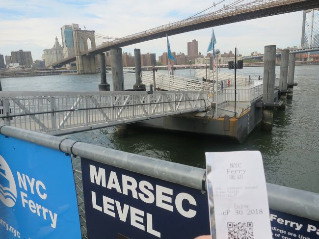 15:15　イーストリバーフェリーのDUMBO乗り場にやって来ました<br />販売機が1台あったけどおじさん2人時間かかって妨害。販売機のラストチャンス、たまったコインを掃除したかったのに人のいるところで購入。$2.75