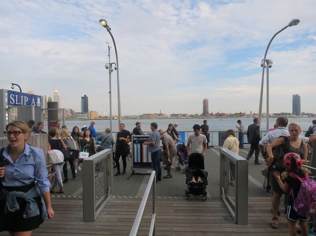 歩いてどこかに行くには不便な場所なのですがこの人達無料バスにほとんど乗らず