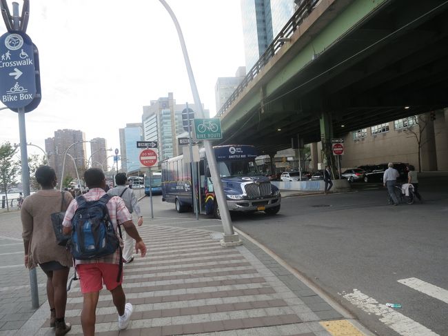 16:10のあとは20分間隔のはずなのですがERSの無料バス待機していました。到着に合わせたのでしょうか。走って乗ったらすぐに出発しました。M34番バスより手前に停まってます