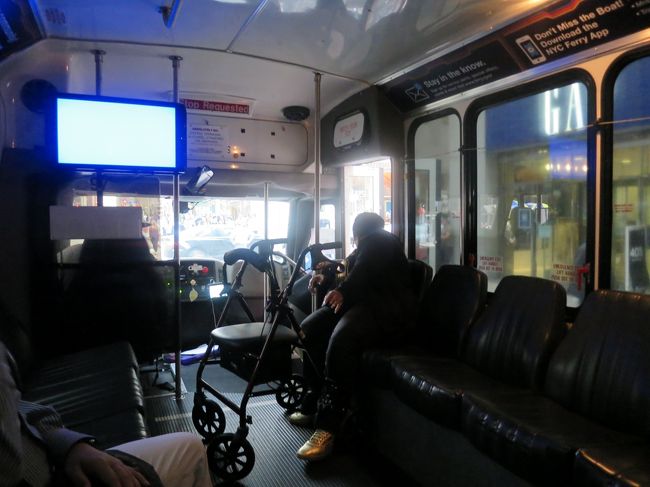 乗ったのは4人。またまた縦並びの居心地がいいバス停です<br />次はどこかだとか運転手が声あげてくれます<br />親切ですので行き先を言っておけば教えてくれます