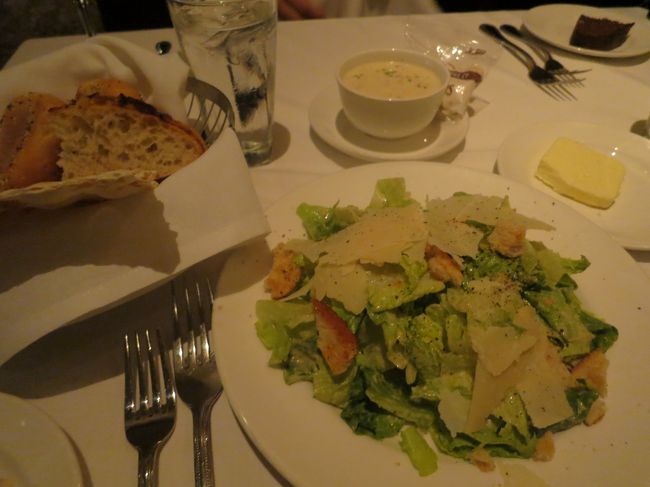 パンがおいしい！3種類もある。シーザーサラダかクラムチャウダーを選ぶ。17ドルのグラスワインを1杯ずつ。サラダが大量