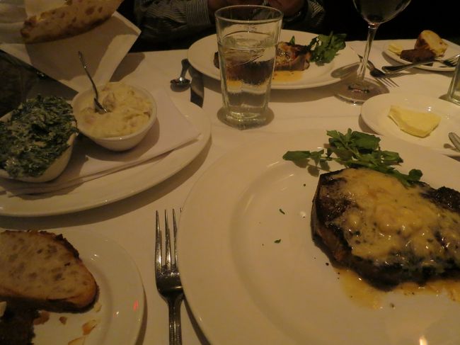 二人ともNY名物熟成肉を選んだ。柔らかくてめちゃくちゃおいしい！これか！これがＮＹステーキか。付け合わせにポテトかクリームホウレンソウを選び2人ともホウレンソウと言ったら量が多いから１つずつ別がいいんじゃないか？と助言してくれて別にした。確かにね生クリームとほうれん草の組み合わせって苦手かも。私はお腹がすいていないのがオシイ。それでもおいしくてステーキ完食。