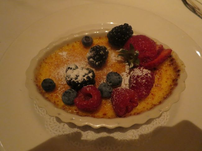 支配人女性やいろんなスタッフがご機嫌伺いに何度も来た。観光客だと思ってサービスをおろそかにし注文は2人分以上とか抜かす有名ステーキ店とは違う。二人とも冷凍でないベリーたっぷり焦げ目がついたクリームブリュレを選択。ちょっｗうますぎだろ。セレブ気分なのにチップ入れて合計140ドル。この店最高だわ