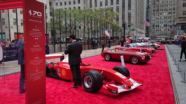 ロックフェラーセンター広場でスポーツカー祭り？をやっていて<br />同行者興奮状態なためブツブツ言いながら終わるのを待つ