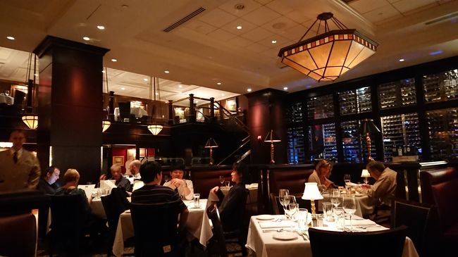17:50　ちょっと早いけど夕食。NY名物ステーキを食べにキャピタルグリルへ。アーリーディナーの時間にコースメニューがあるらしく宣伝は全然してないが恐る恐るコースはあるか聞いて無事注文。観光客向けではない地元のビジネスマンばかりでかなり高級店風。<br />
