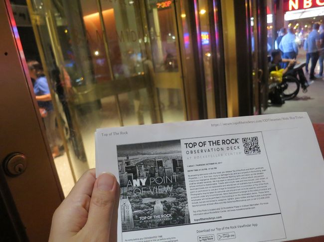 19:20　2日前にあっとＮＹでゲットした時間指定チケットを持ってトップオブザロック W 50th street 側の入口に並ぶ。まずこの入口の場所を知らないと大変。NYパスと違って交換、ID確認の必要ありません。