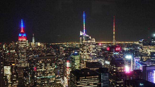 第一印象はこんな光景日本じゃ見たことない。ビックリです。夜景はあまり興味がない方ですがそれでも感動的でした。眩しい光がどこまでも続いている。値段高いと思う人いるかもしれないけど一度は挑戦したい<br />