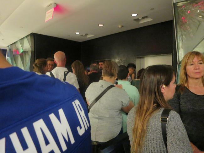 20:40　降りるためのエレベーター待ち