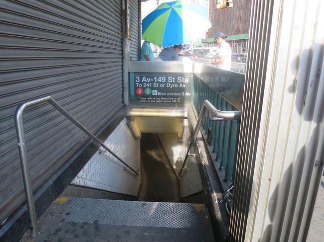 ここ出て来るからそのまままっすぐ1，2分でホテル。誰もこっちを見てない。世界一危険な世界遺産と噂のアルバイシン地区も評判悪いナポリも夜歩いたけど怖い感じなかったし数日前バッファローダウンタウン寄ったけど普通に人歩いてるし<br />