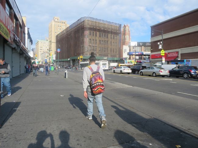 9:16　サウスブロンクス最終日だよ。滞在中怖い目に合わず。ホテルのお兄さんもお客さんが危ない目に合った話は聞いたことない言ってた。最後にここら辺に住んでるおばさん運転手に騙されかけたけどな。　