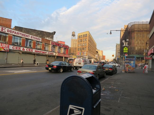 マンハッタン方面から来る場合先頭寄り出口出ると左149st、右3Av 出口に分かれてるから149stの方から出るとCee &amp; Cee Storeの前　