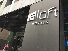 本題に戻りましょう。
本日の宿泊はこちら、aloft hotel Taipei です。
SPG系列ではWホテルの廉価版の位置づけですが、泊まるには何の問題もありません。
このホテルを選んだのは近くに地元民が主力の夜市があるからです。
