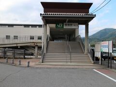 徒歩１０分ぐらいでＪＲ猿橋駅（南口）に。

大月に降りたら、カフェのつもりでいたから、
ここでもお店でちょっと休憩したいなっと思いつつ、こちら側には何もないので、
反対側の北口に出てみたが、そっちにも何もない。

日本三大奇橋のひとつ「猿橋」がある観光地の駅なのに？？
実はだーいぶ前に一度訪れていたことがあり、駅から歩いてすぐ近くに「猿橋」があった記憶。
「猿橋」の近くなら、なんか飲食店があるんじゃない？って私の提案で、行ってみることにした。