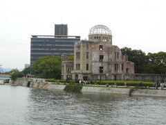 平和記念公園を散策し原爆ドームへ。
原爆ドームは映像で見るよりも、やや小さな印象。
1996年、文化遺産に登録されました。

わずか72年前の原爆投下が、嘘みたいです。