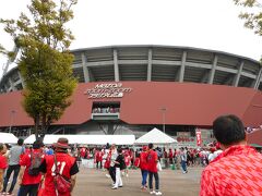 お次はマツダスタジアムへ。
巨人ファンのトントンを説得して、広島旅行へやってきたわけですが、このマツダスタジアムのチケットが本当に入手出来ないのですよね。
初めてのスタジアムに興奮ぎみのトントン。
