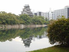 野球観戦の後は広島城へ。
車で約15分かからないくらいで着きました。
お濠に写る広島城。
