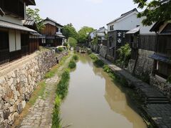 八幡堀に到着。八幡堀（はちまんぼり）は、戦国時代に造られた滋賀県近江八幡市にある人工の水路。名神高速竜王ICから国道8号経由15km20分。電車ですと、JR西日本　近江八幡駅で下車、北口から徒歩25分。