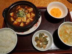 羽田空港で夕食となると、ついつい赤坂璃宮の麻婆豆腐になっちゃいます。
ということでいつもの麻婆豆腐定食（1,400円くらい）